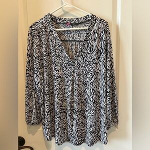 Vince Camuto Black and White Leaf-Print V-Neck Tunic